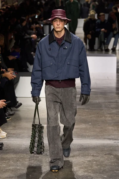 Look 16